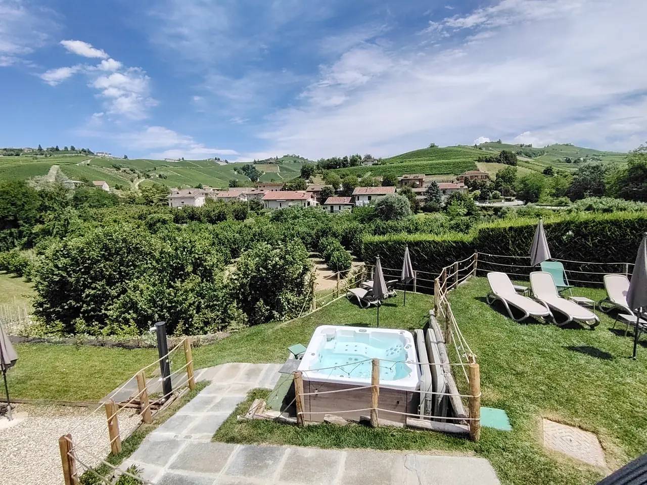weids uitzicht over het platteland van italie met een jacuzzi op de voorgrond