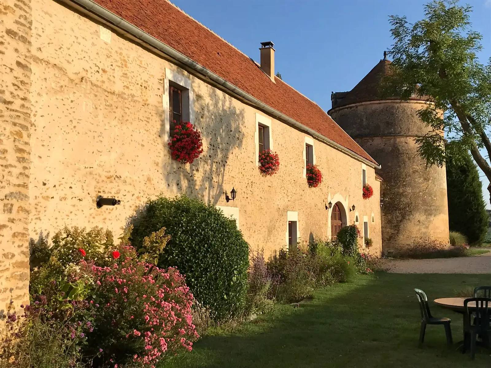 Château de Ribudin – maison d'hôtes con torre medievale e fiori alle finestre