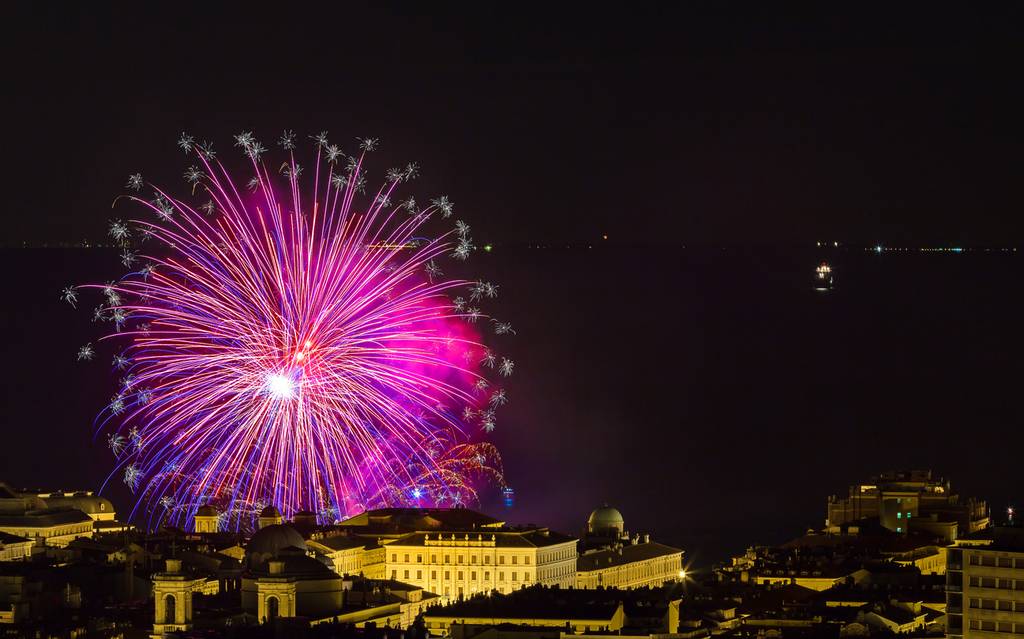 fuochi d'artificio sul panorama notturno di Trieste