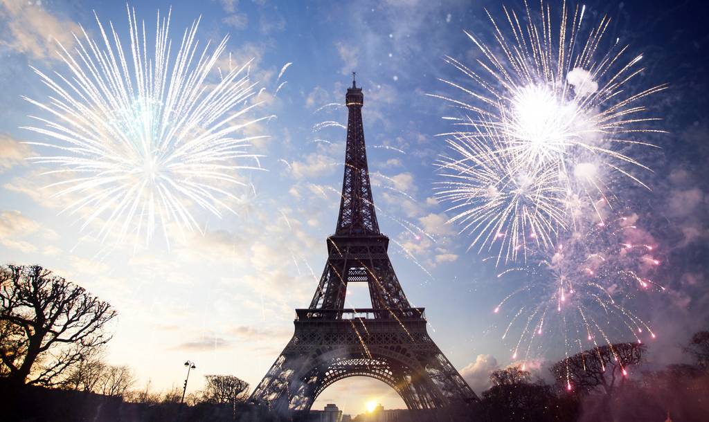Capodanno romantico a parigi, fuochi d'artificio sulla torre eiffel