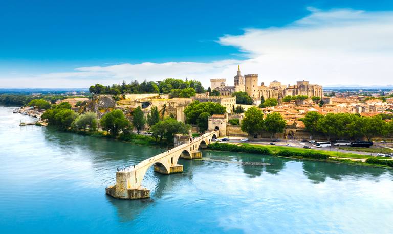Luftaufnahme von Avignon, Frankreich, mit der Brücke Pont Saint-Bénézet