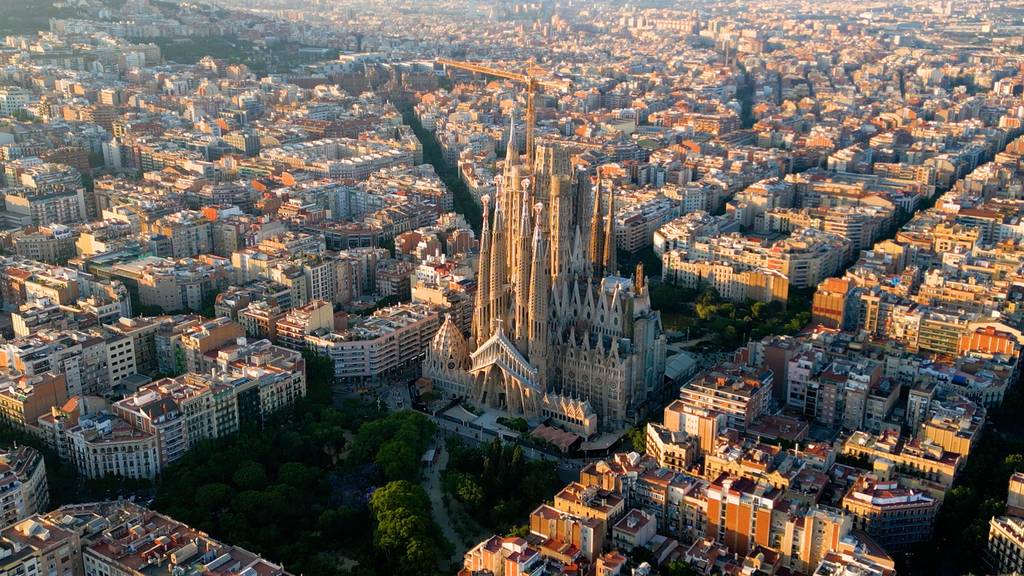 La Sagrada Familia en Barcelona en plena Eixample