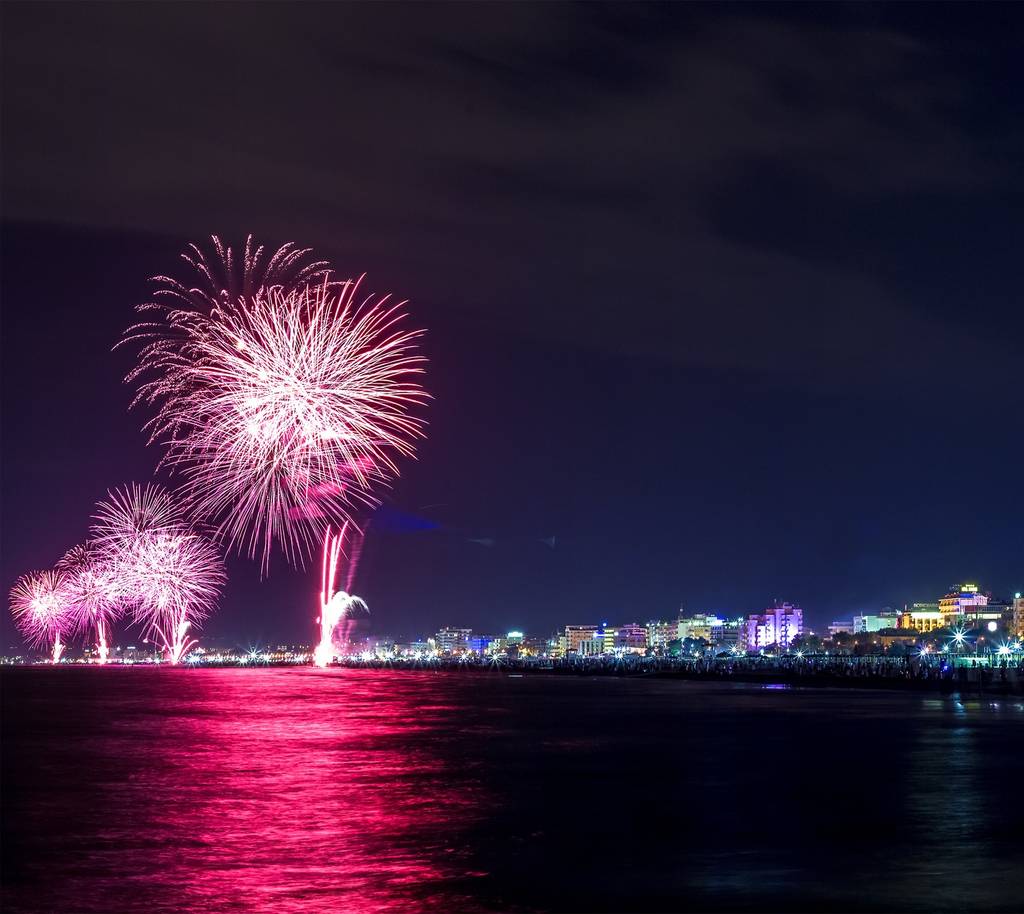 Fuochi d'artificio sul mare durante il capodanno a Rimini