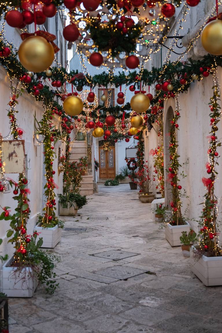 Vicoli addobbati per Natale a Locorotondo in Puglia