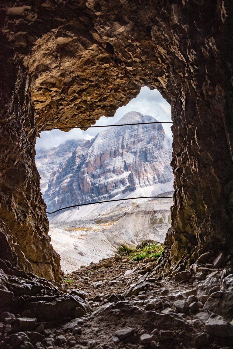 Gallerie del lagazuoi vista da una feritoia sulla roccia