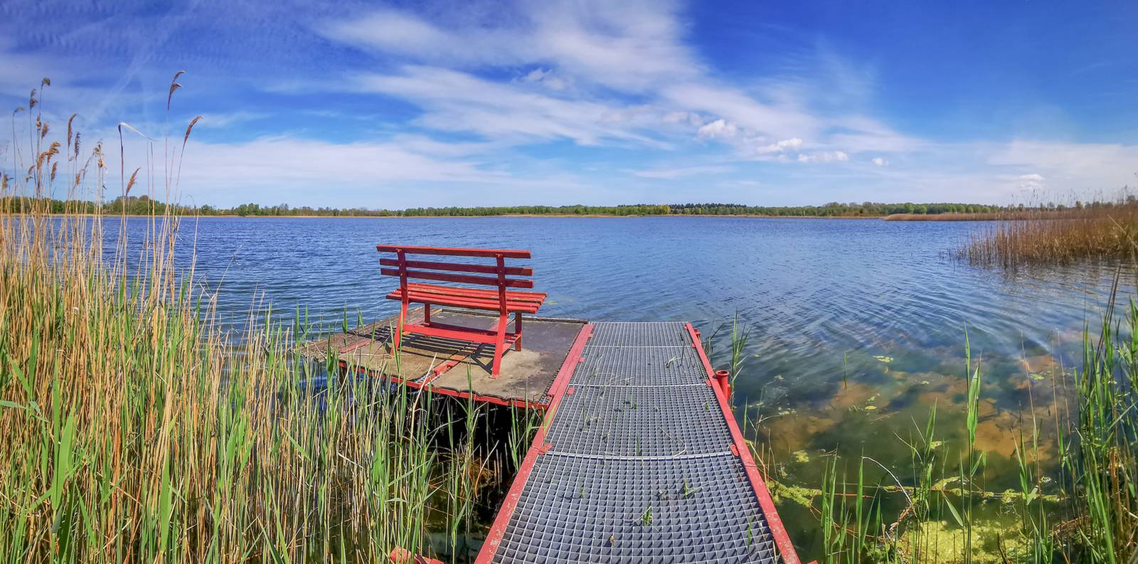 Rote Bank am See im Naturschutzgebiet Peennemuende