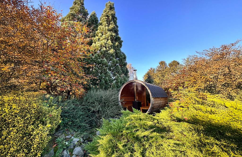 Natuurlijke tuin met luxe barrelsauna