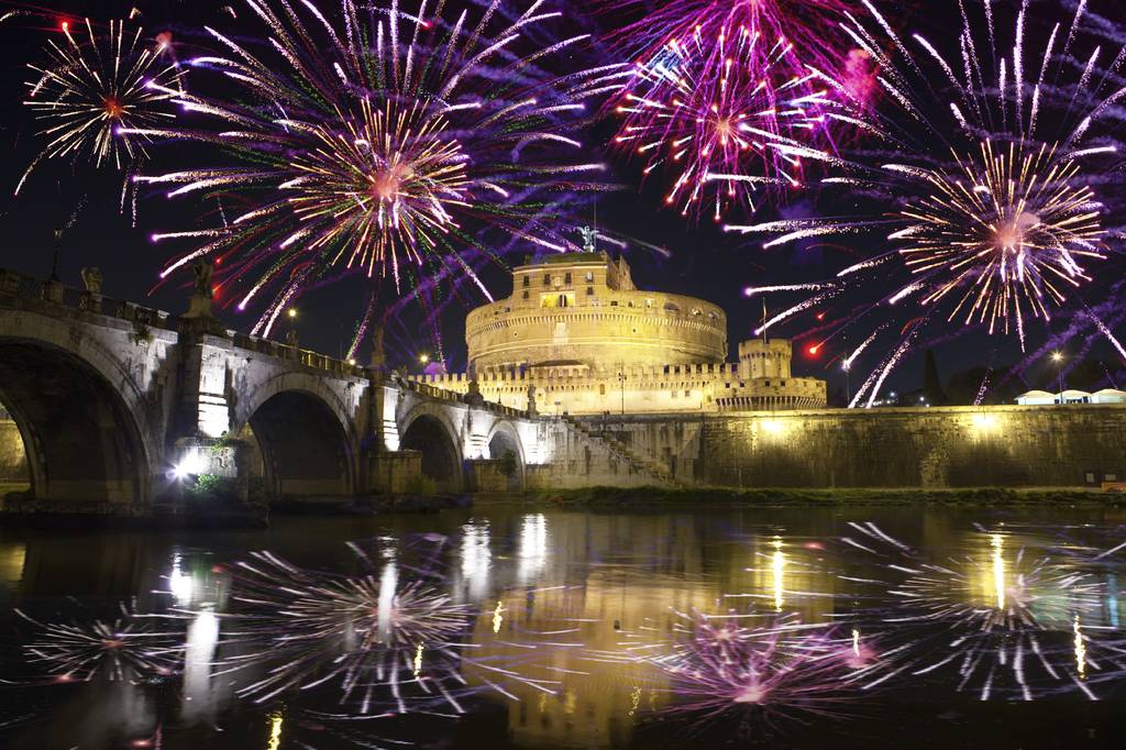 Fuochi d'artificio a Roma castel sant'angelo tevere