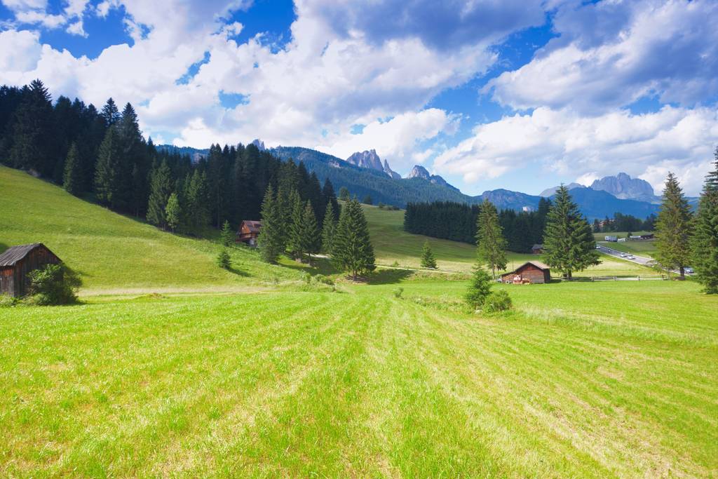 paesaggio alpino nella Val di Fiemme, una delle principali valli delle Dolomiti in Trentino