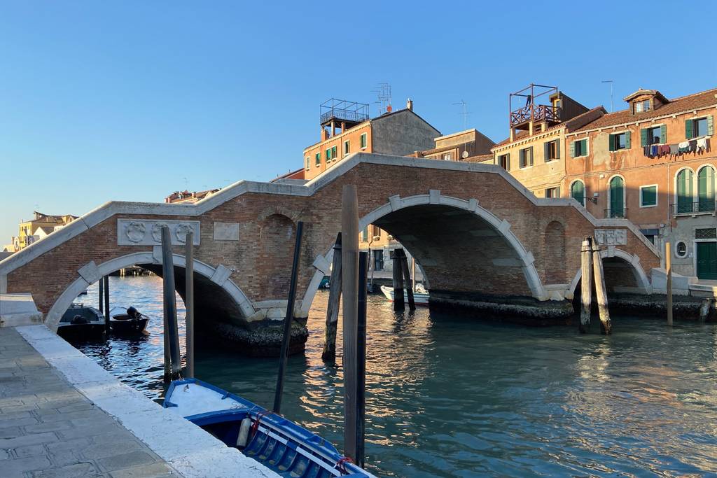 Ponte dei Tre Archi nel sestiere di Cannaregio a Venezia