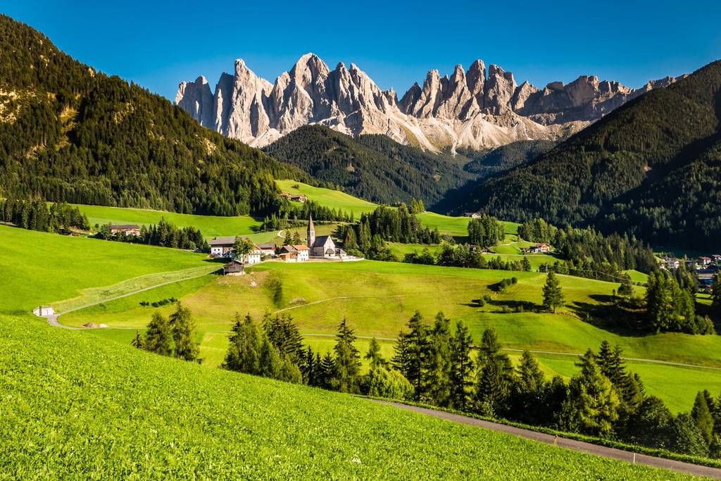 pittoresca Val di Funes, situata in Alto Adige: Sullo sfondo si ergono le maestose cime del gruppo delle Odle, dolomiti