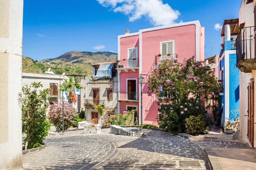 casetta rosa a Lipari