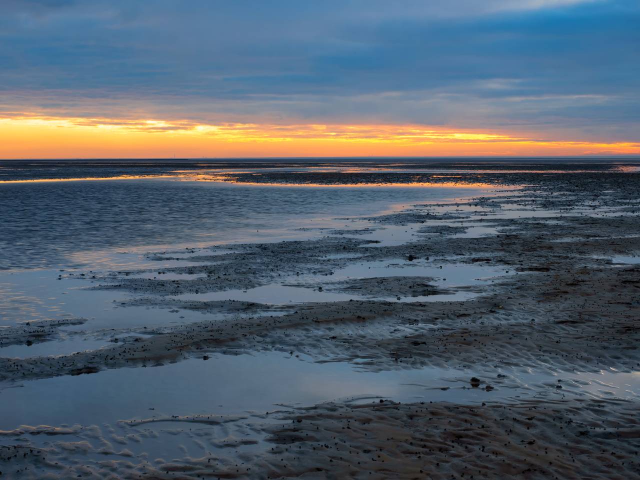 Sonnenuntergang über dem Wattenmeer in der Nähe von Cuxhaven.