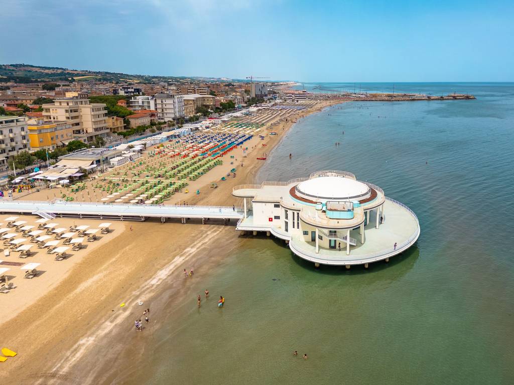 vista aerea sulla siaggia di velluto e sulla rotonda sul mare di Senigallia