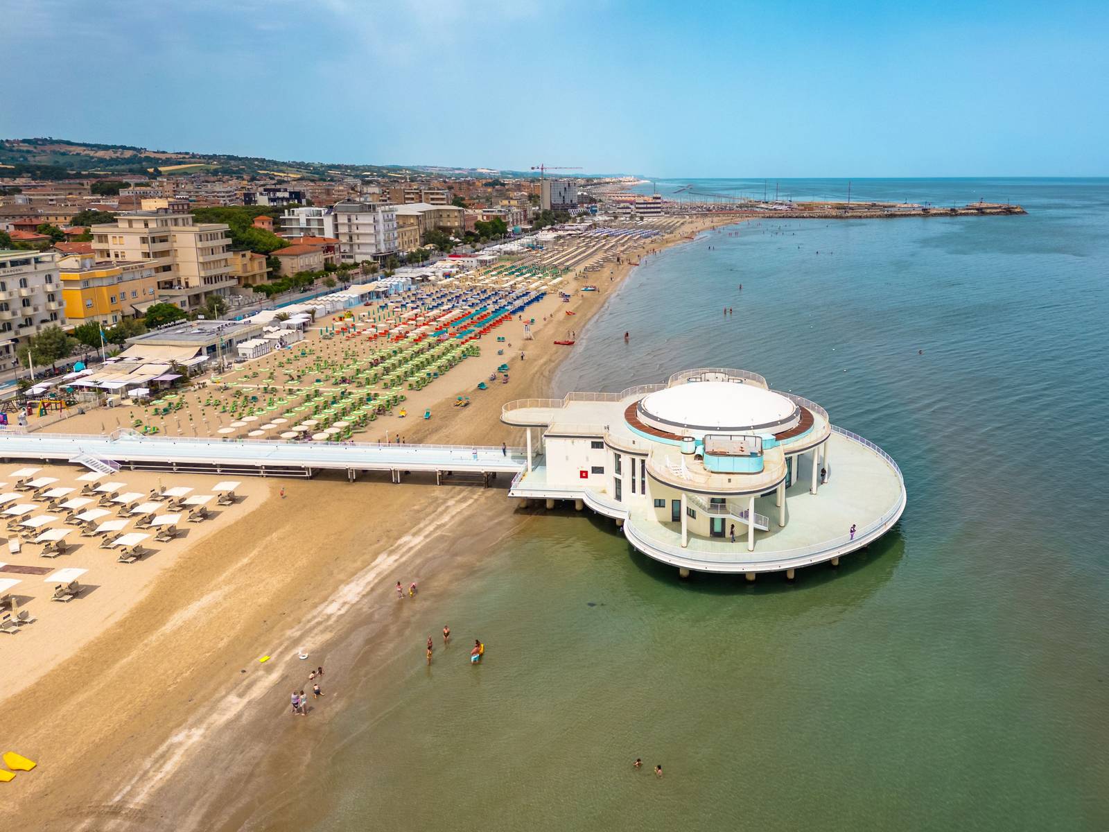 vista aerea sulla siaggia di velluto e sulla rotonda sul mare di Senigallia