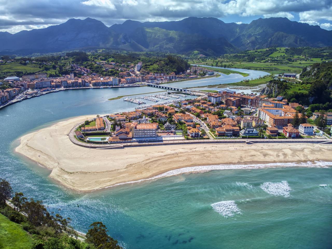 Vista aerea de las playas de Ribadesella y los montes de Asturias