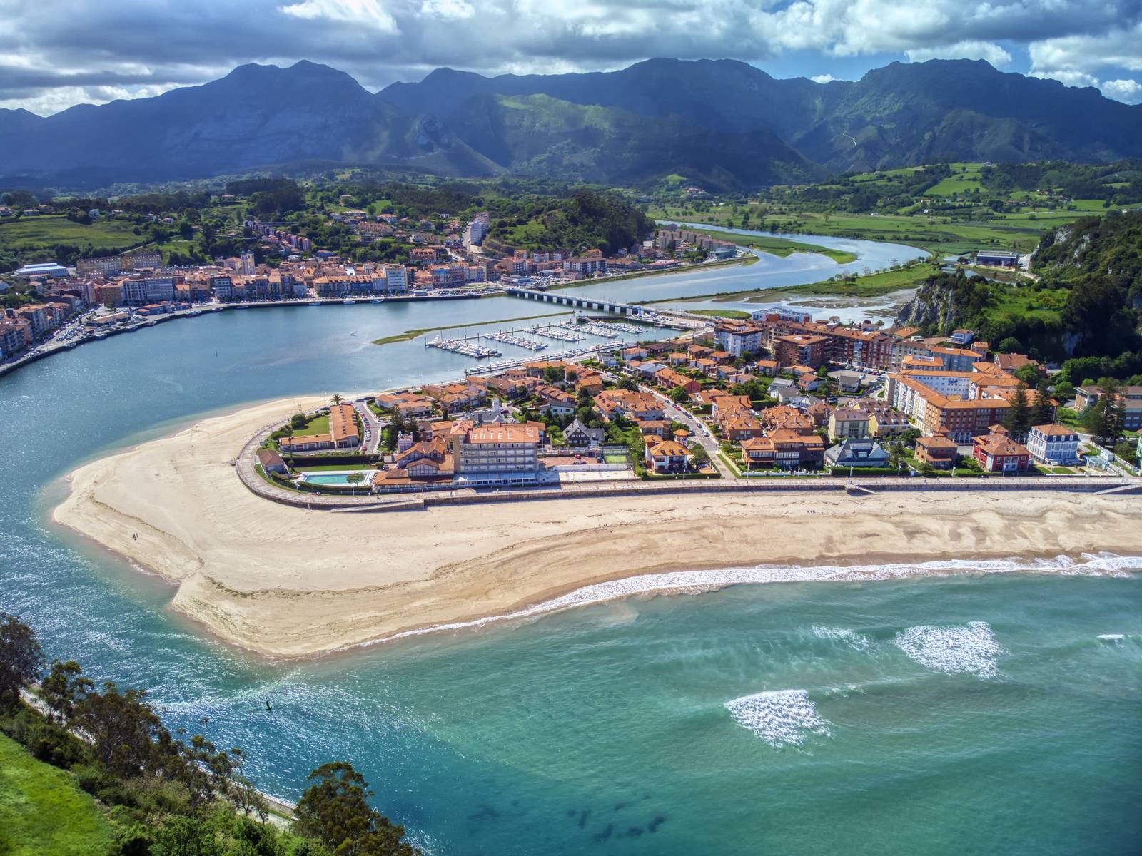 Vista aerea de las playas de Ribadesella y los montes de Asturias