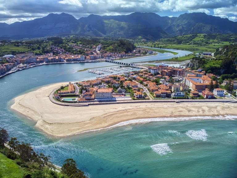 Vista aerea de las playas de Ribadesella y los montes de Asturias