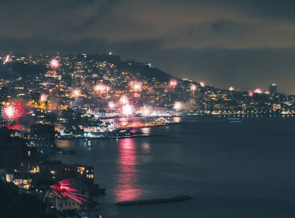 Fuochi d'artificio sul golfo di Napoli