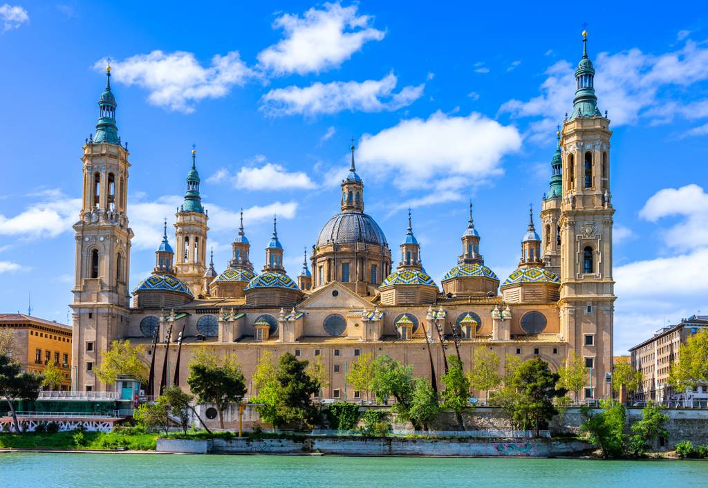 Basilíca del Pilar en Zaragoza con el río Ebro