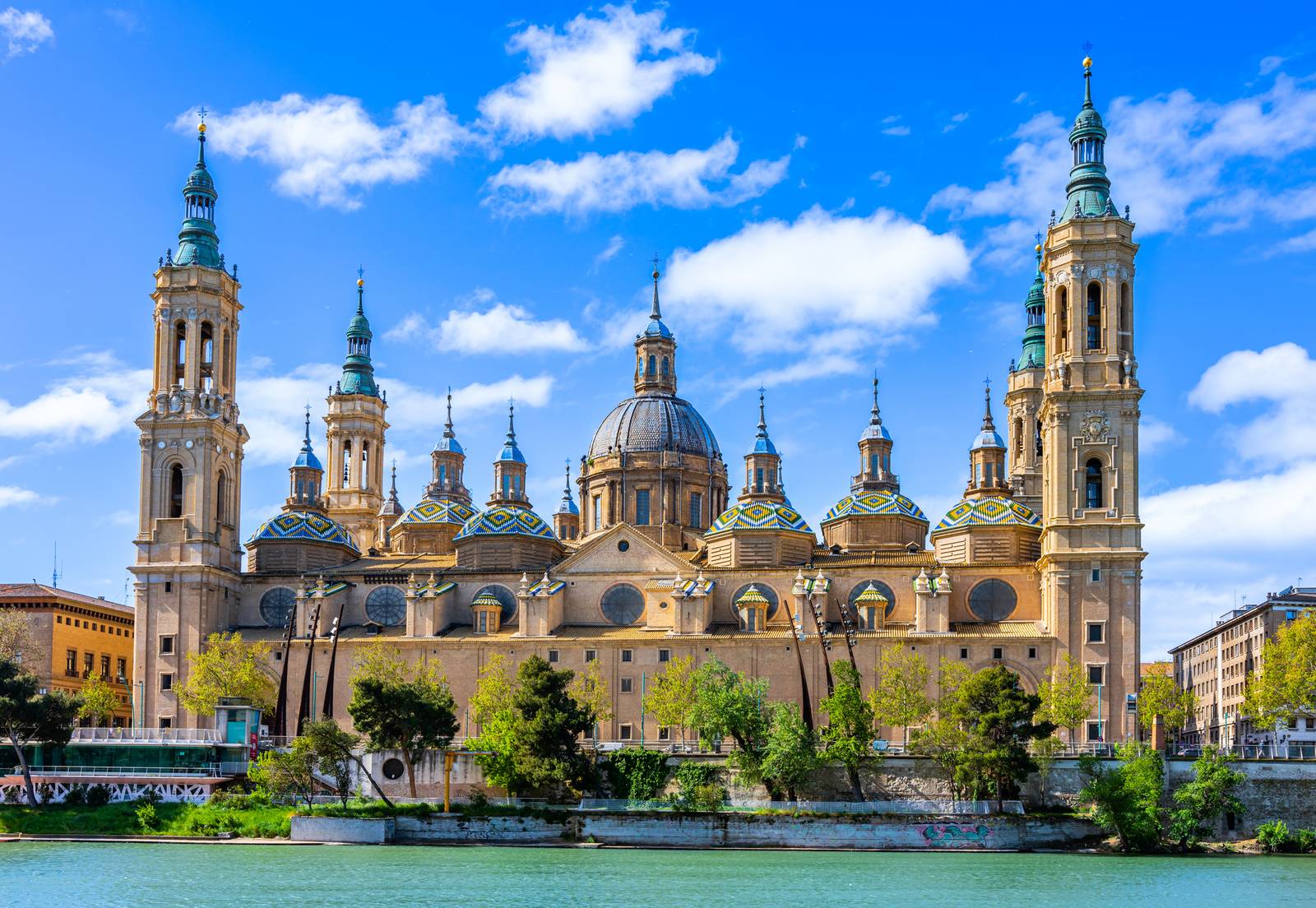 Basilíca del Pilar en Zaragoza con el río Ebro