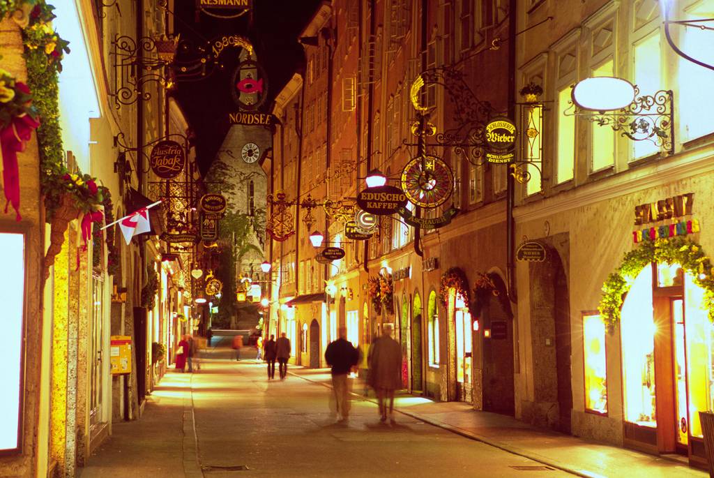 Getreidegasse in Salzburg abends mit Beleuchtung