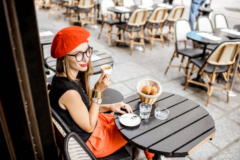 Schicke Dame in einem Cafe in Paris