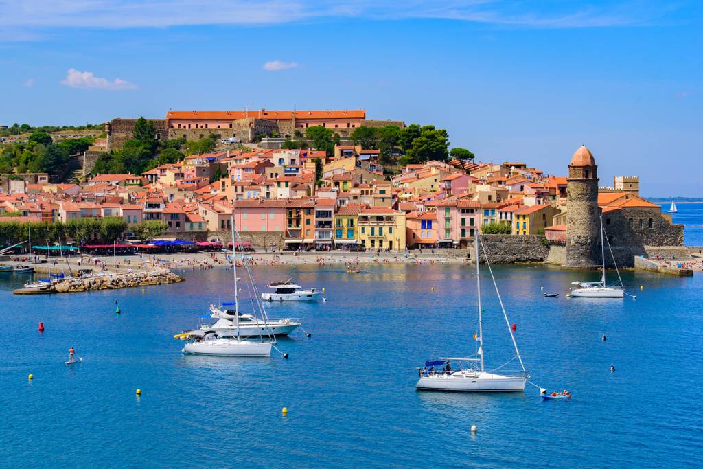 Vue sur Collioure sous le ciel bleu