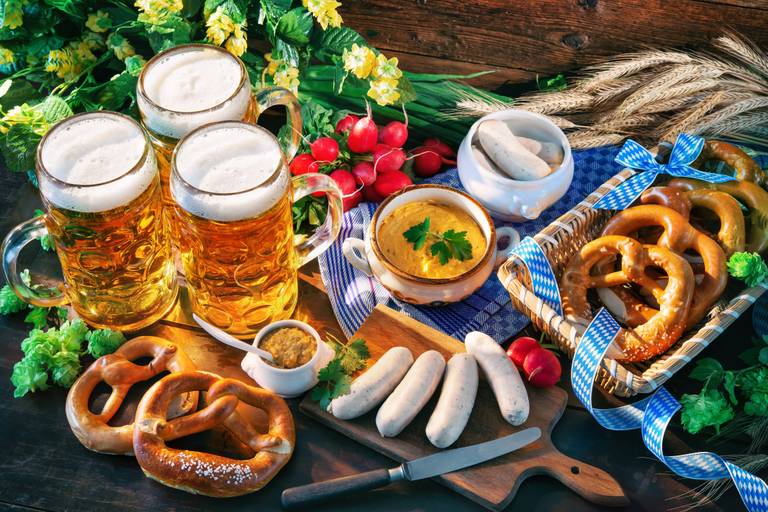 Bayrische Spezialitäten mit Bier, Brezel, Obazde und Weisswürste