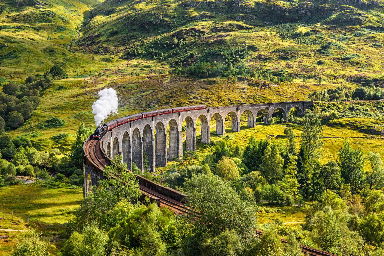 Beroemde Harry Potter stoomtrein op het Glenfinnan Viaduct