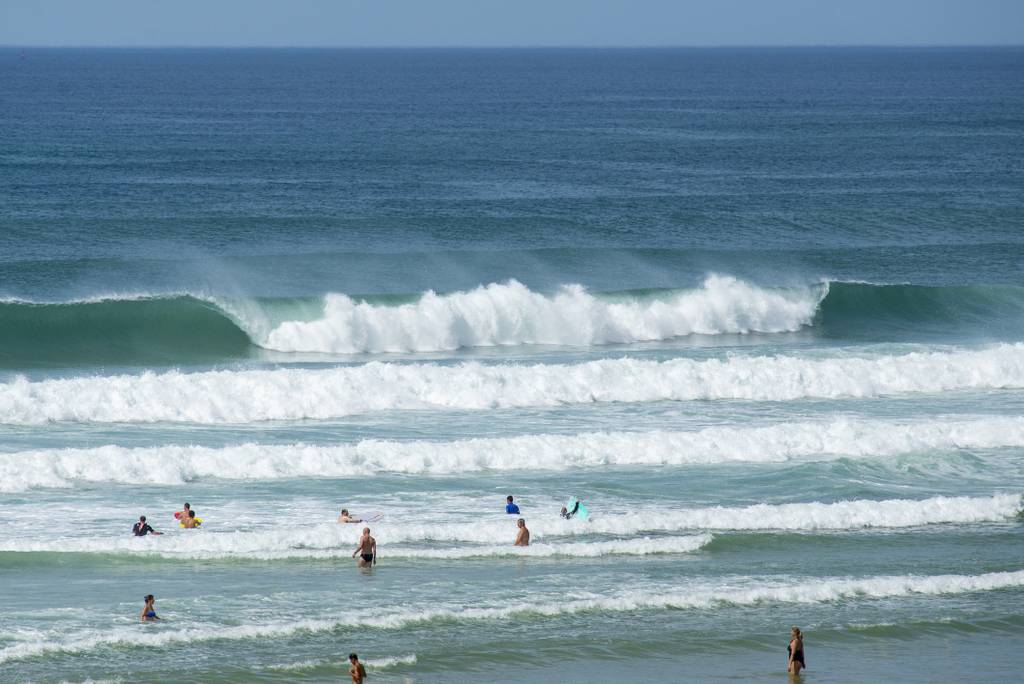 Surf sur les grosses vagues de l'Océan à Biscarosse