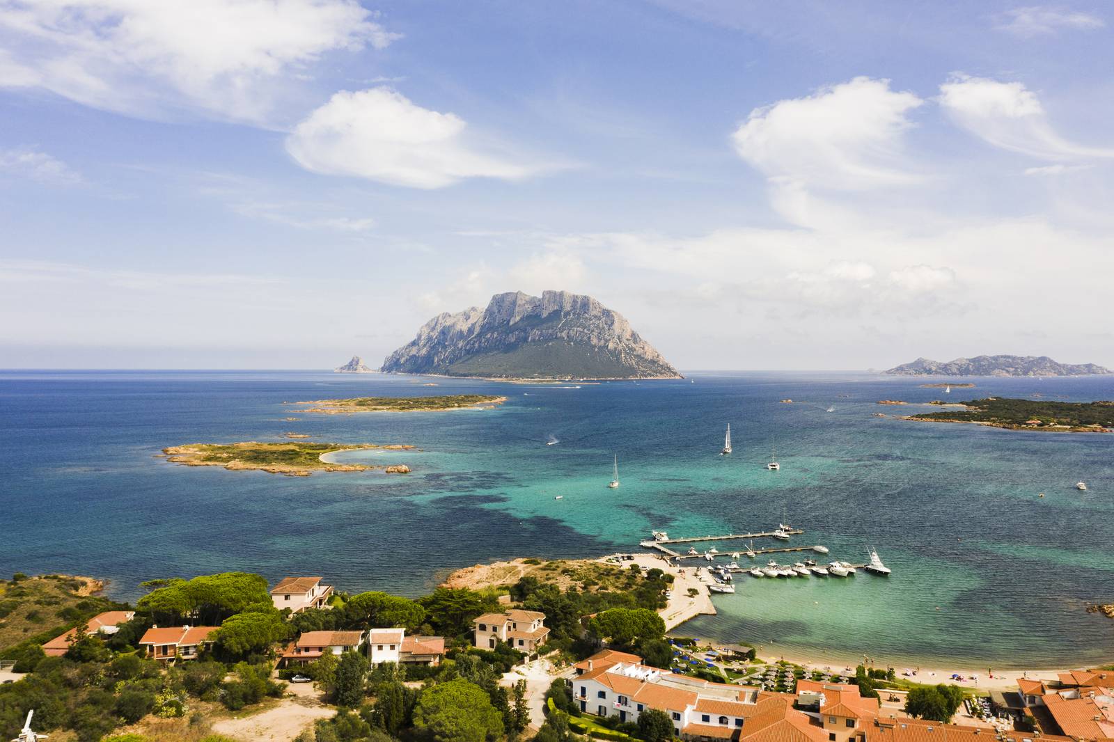 Vista su Porto San Paolo e isola di Tavolara in Sardegna