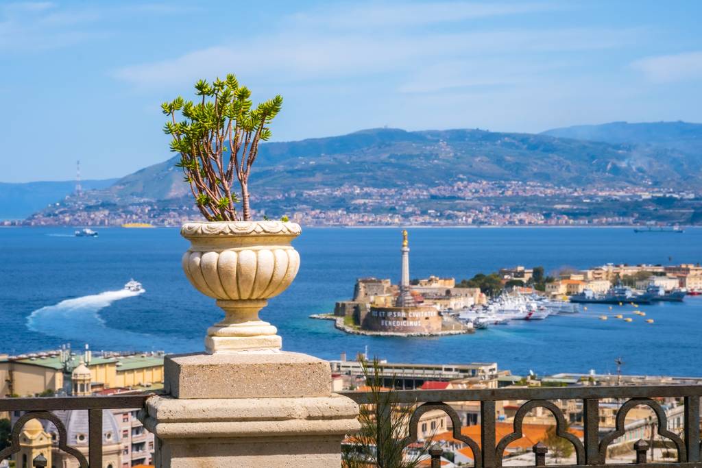 Vista sul porto di messina