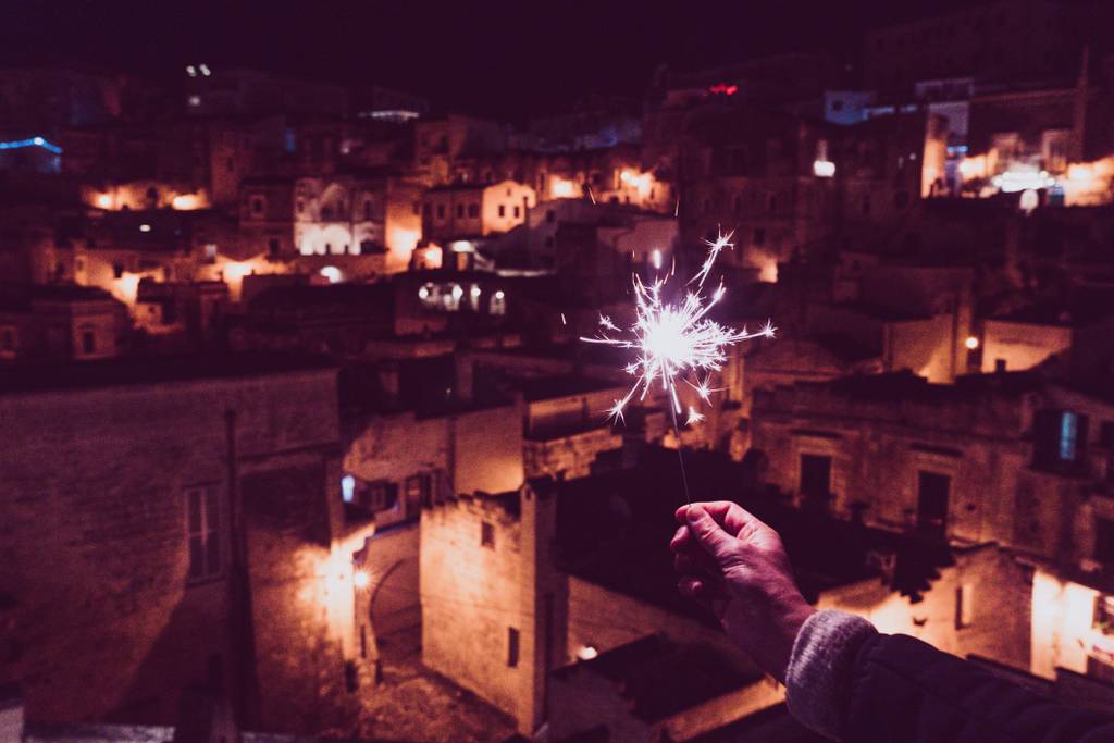 Stellina per festeggiamenti con Matera sullo sfondo