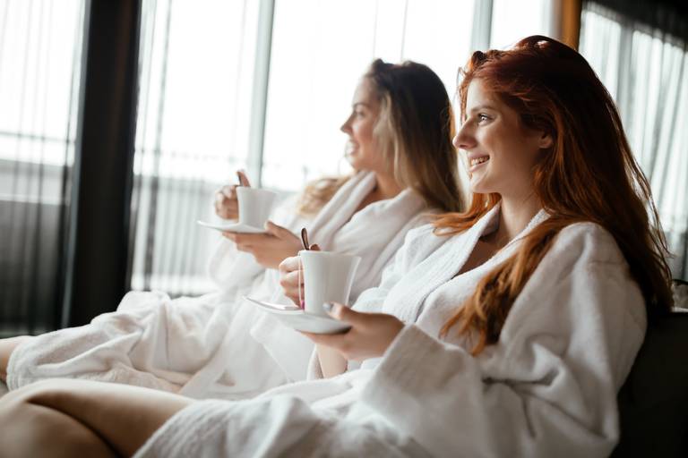 Twee dames met een kopje thee bij een wellnessresort