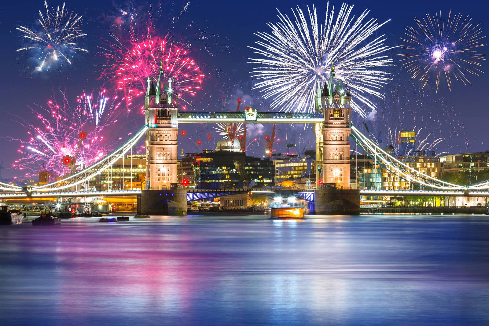 Oudejaarsavond met vuurwerk boven de Tower Bridge in Londen
