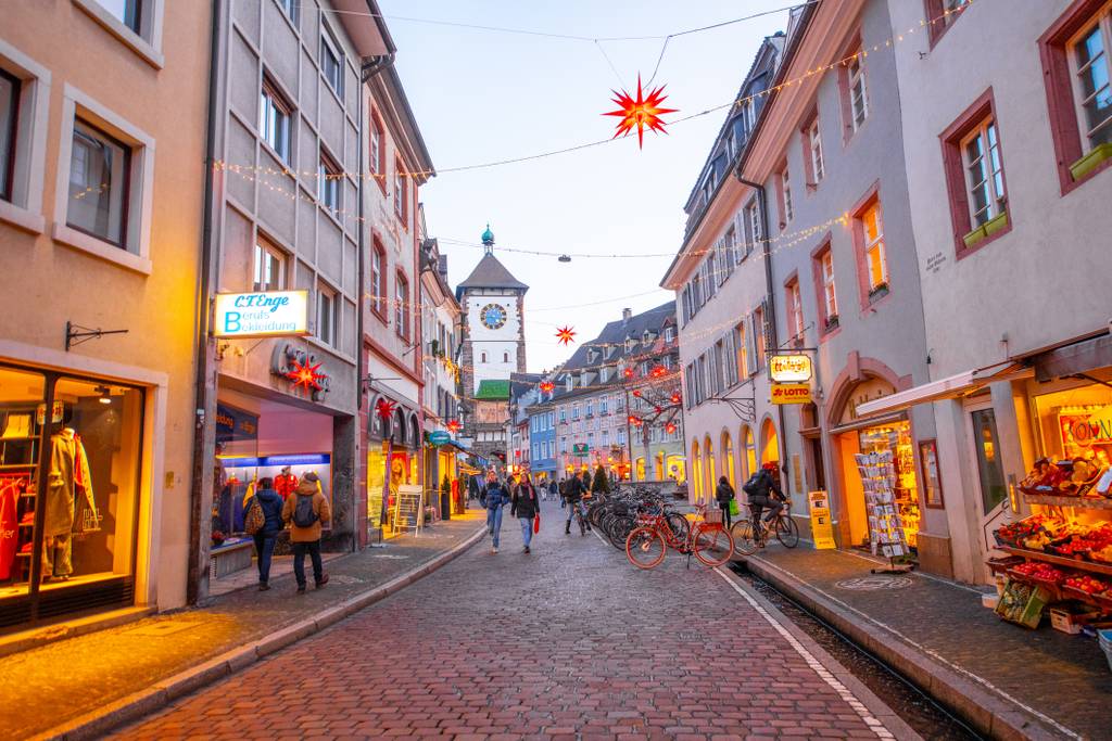Rues commercantes illuminées à Noël