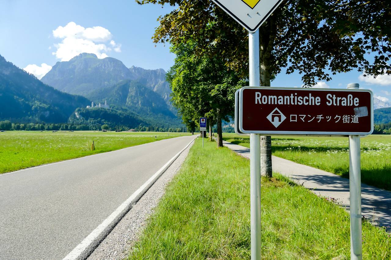 Alpes con la señal de la ruta de Romantische Strasse
