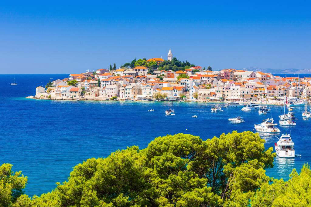mare blu sul borgo di Primošten - Croazia