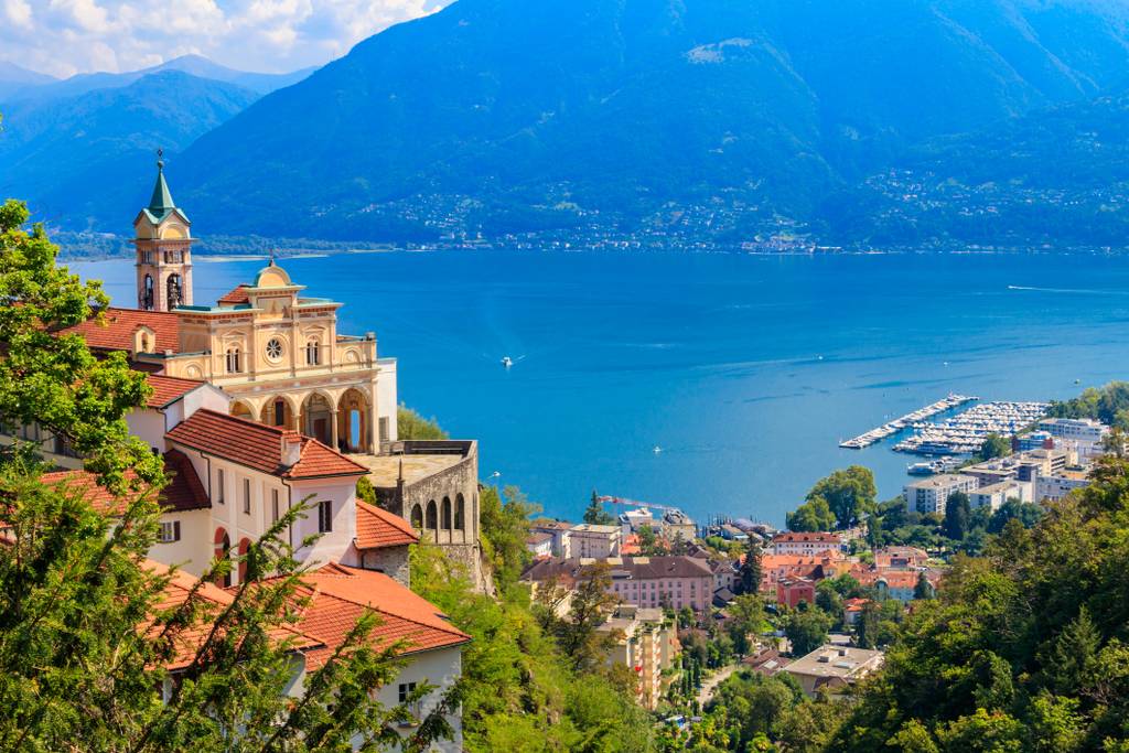 Blick auf das Kloster Madonna del Sasso und den Lago Maggiore in Locarno, Schweiz