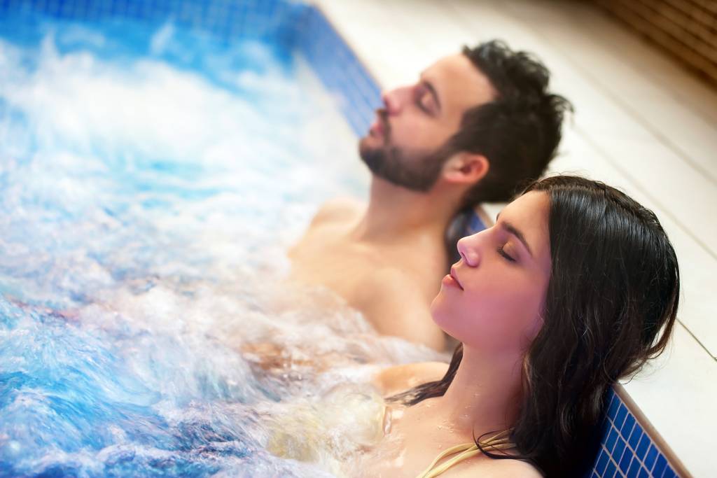 Ontspannen koppel in een whirlpool