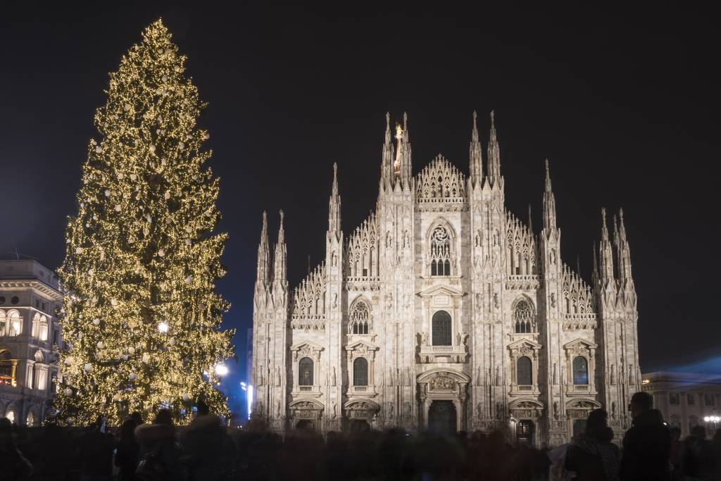duomo di Milano illumiato con albero di Natale