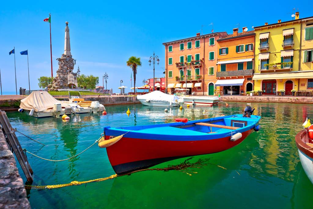 Blick auf Boote und Häuser in Lazise