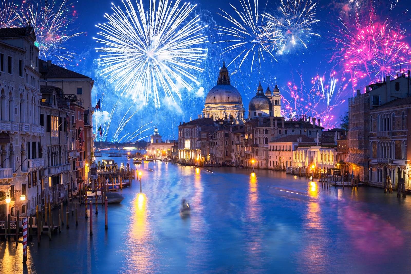 Fuochi d'artificio sui canali di Venezia