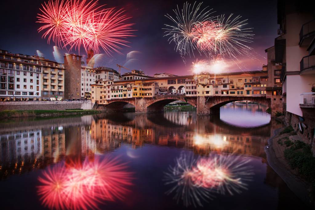 Fuochi d'artificio sul ponte vecchio a Firenze