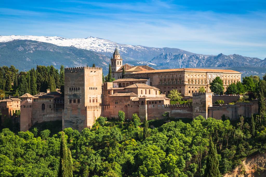 Alhambra de Granada con Sierra Nevada de fondo