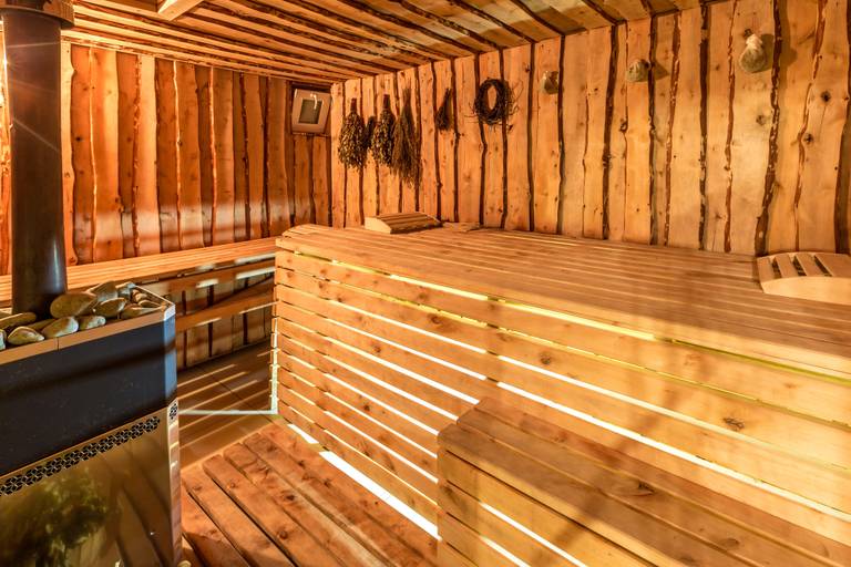 Zweedse sauna met gedroogde planten