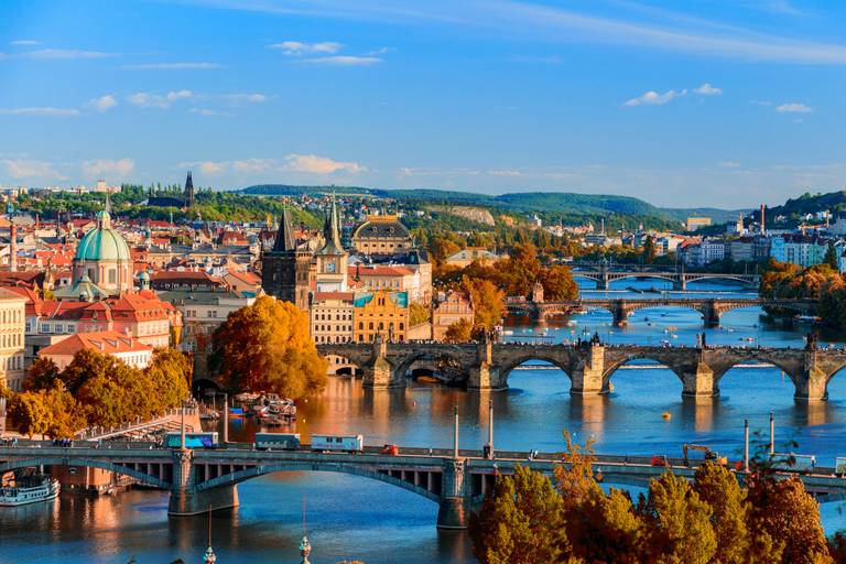 Puente de Carlos en Praga en otoño