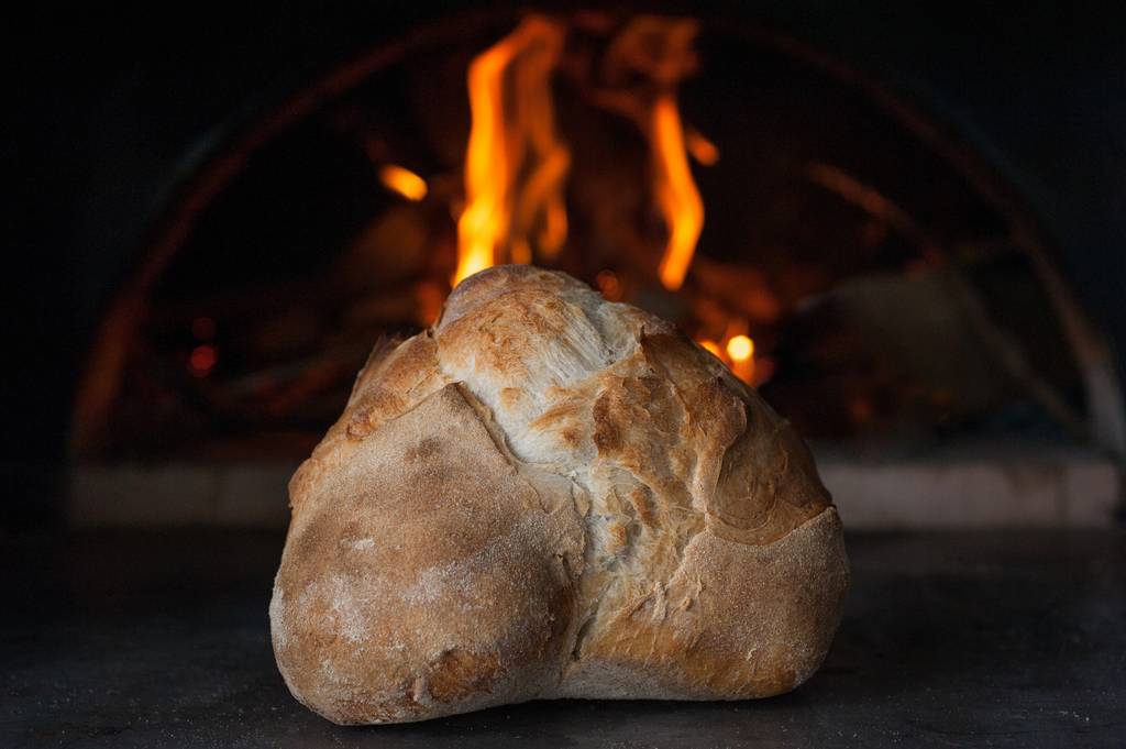 Holzofenbrot mit Feuer