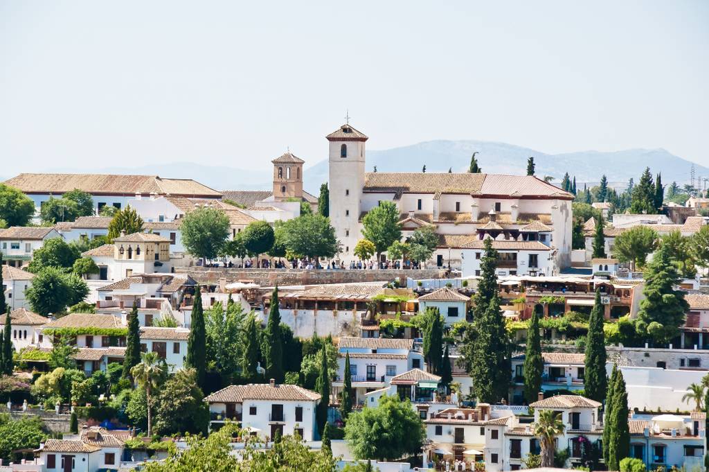 barrio del Albaicín en Granada con sus casas blancas y el mirador de San Nicolás